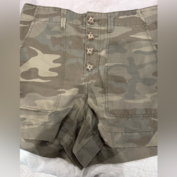 Camo high waisted button up shorts. Size 2 - Picture 5 of 5